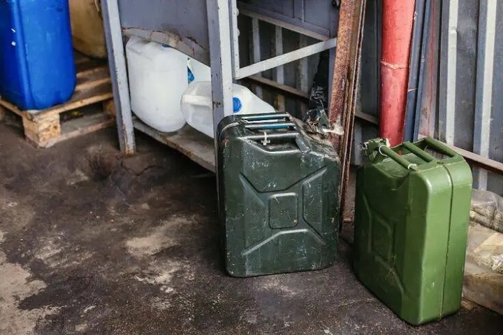 В Новороссийске пресекли нелегальную торговлю бензином в гаражном кооперативе